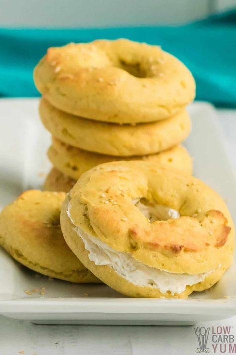 There's no cheese in these easy and delicious 5-ingredient coconut flour keto bagels. You can easily adapt them to dairy-free and paleo too! Coconut Flour Bagels, Keto Bagel, Pan Keto, Carb Free Recipes, Low Carb Bagels, Gaps Recipes, Keto Breakfasts, Low Fat Low Carb, Keto Bagels