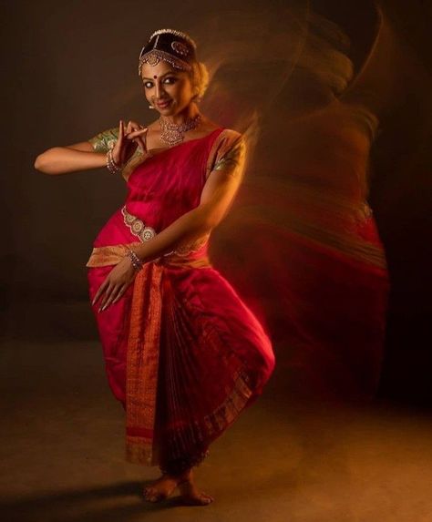 kerala girl bharathanatyam photography photoshoot ideas village culture traditional classical dance dancers nirthaki beauty Bharathanatyam Photography, Kerala Girl, Bharatanatyam Costume, Bharatanatyam Dancer, Indian Classical Dancer, Bharatanatyam Poses, Dance Of India, Neural Pathways, Dance Picture Poses