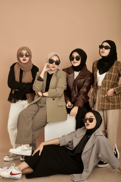 Brown Outfit Photoshoot, Group Photo Outfit Ideas, Dresscode For Group Hijab, Outfit Foto Studio, Poto Studio, Dress Batik Modern, Yearbook Photoshoot, Group Photo Poses, Group Picture Poses