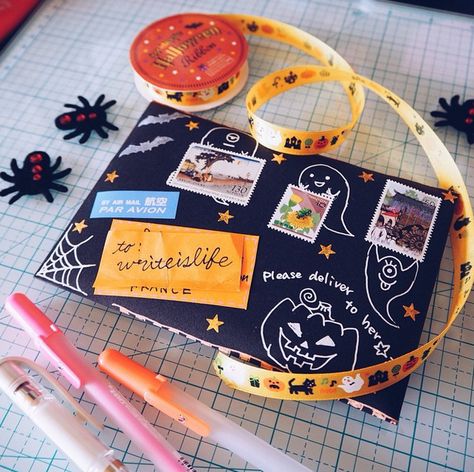 Halloween Pen Pal Ideas, Halloween Pen Pal, Halloween Snail Mail, Stationary Station, Girl Scout Daisies, Snail Mail Ideas, Halloween Envelope, Halloween Mail, Halloween Lettering