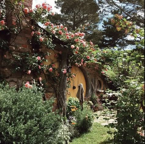 Casa Do Hobbit, Casa Hobbit, Cottage Aesthetic, Hobbit Hole, Cottage In The Woods, Hobbit House, Dream Cottage, Cottage Core Aesthetic, Design Exterior