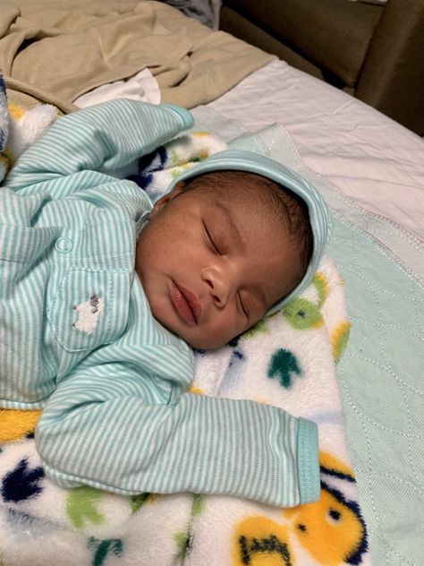 Babies Are Lil Blessings 💙 Newborn Black Babies In Hospital, Black Newborn Baby Boy, Newborn Baby Boy Hospital, Baby Boy Black, Newborn Baby Hospital, Newborn Black Babies, Black Baby Boys, Fake Baby, Baby Boy Swag