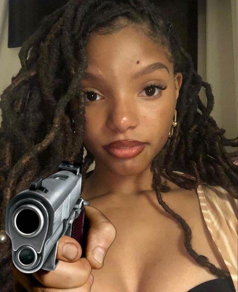 Halle Bailey Reaction Pic, Chloe Bailey Icons, Halle Bailey Smile, Chloe Bailey Pfp, Halle Bailey Nails, Halle Bailey Funny, Halle Icons, Halle Bailey Pfp, Halle Bailey Icons