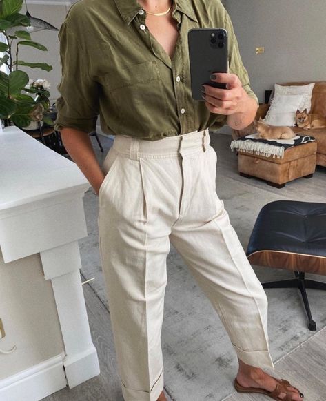 Women's Pleated Khaki Pant Trend. Khaki Pants Outfit Women Casual, Khaki Shirt Outfit, Pleated Trousers Outfit, Olive Green Shirt Outfit, Khaki Pants Outfit Women, Outfit Women Casual, Green Shirt Outfits, Colored Pants Outfits, Khaki Pants Outfit