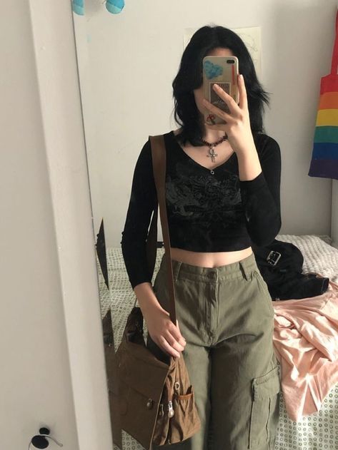 Cargos Black, Green Cargo Pants Outfit, Green Cargos, Bts School, Cargo Pants Green, Outfit Inspiration Women, Beauty Boost, Crop Top Women, Downtown Outfits