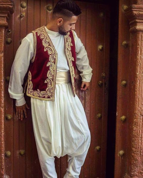 Algerian man in traditional clothing Arabian Traditional Clothing Men, Moroccan Traditional Clothing Men, Traditional Arabic Clothing Men, Algerian Traditional Clothing Men, Arabic Clothes Man, Moroccan Clothing Men, Algerian Clothing Men, Arabian Outfit Men, Arabic Traditional Clothing