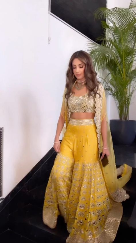 Masoom Minawala, Haldi Dress Ideas, Mehandi Outfits, Ad Earrings, Haldi Ceremony Outfit, Haldi Dress, Mehendi Outfit, Indian Bridesmaid Dresses, Haldi Outfits