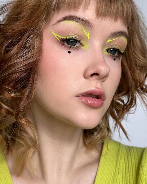 neon makeup for Gold Apple integration 🍏 Products: @influence.cosmetics Dune 02 Glow Injection 👄 @suvabeauty Pastel aqualiners @ttd_eye Stormy Black @tammytanuka pigment Флейтистка @beautybaycom Youtopia palette #neonmakeup #макияж #креативныймакияж #makeup #creativemakeup #brightmakeup #cosmetics #косметика #suvabeauty #ttdeye Apple Makeup, Maquillaje Aesthetic, Futuristic Makeup, Suva Beauty, Neon Makeup, Bright Makeup, Rave Makeup, Graphic Eyeliner, Gold Apple