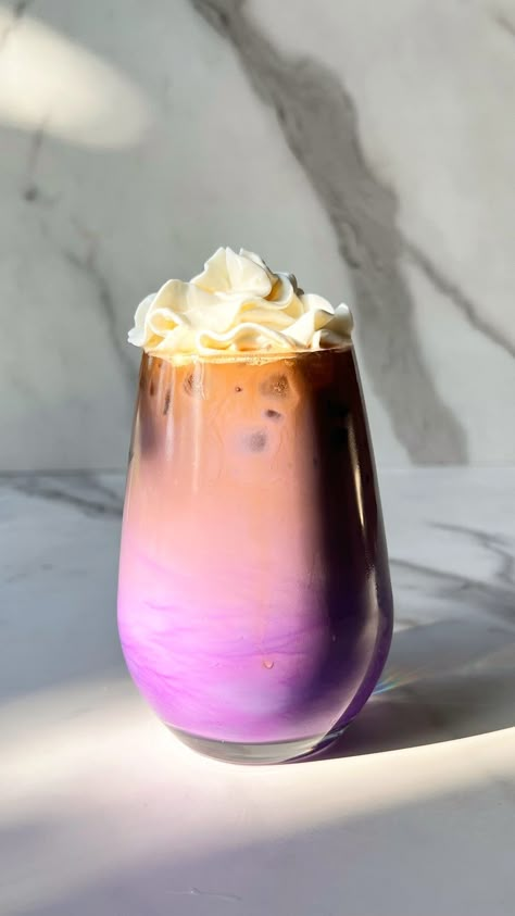 Pretty Coffee Drinks, Purple Coffee Shop, Ube Coffee, Book Lounge, How To Make Purple, Purple Cafe, Latte Aesthetic, Softball Cheers, Girly Drinks