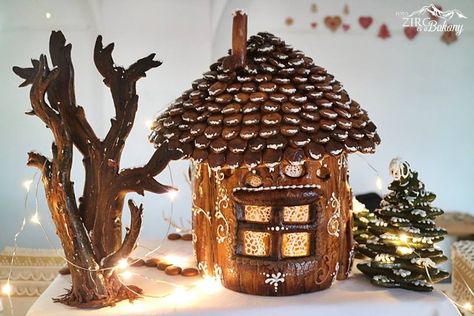 gingerbread house Gingerbread Art, Gingerbread Creations, Gingerbread Cookies Decorated, Gingerbread House Designs, Gingerbread Party, House Tree, Gingerbread Christmas Decor, Gingerbread Village, Cookie House