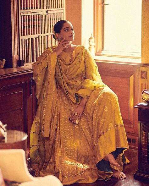 Glamour World, Yellow Suit, New Mommy, Pregnancy Looks, She Left, Anarkali Kurta, Kurtis With Pants, Fashion Guide, Sonam Kapoor