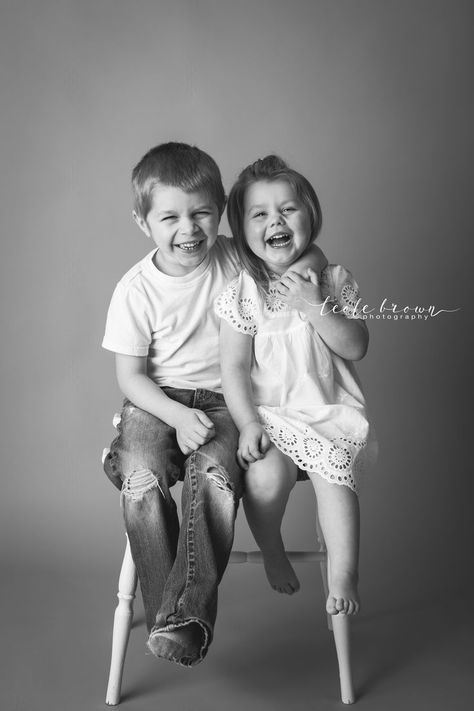 Photography Siblings, Brother Ideas, Sibling Photo Shoots, Studio Family Portraits, Family Photo Studio, Family Studio Photography, Shooting Studio, Sister Photography, Sibling Poses