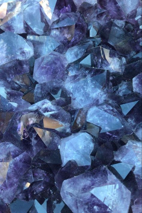 Crystal Wallpaper Aesthetic Dark, Crystal Lockscreen, Crystal Background Aesthetic, Crystal Iphone Wallpaper, Blue And Purple Wallpaper, Phone Wallpaper Blue, Crystal Background, Colorful Crystals, Wallpaper Colorful