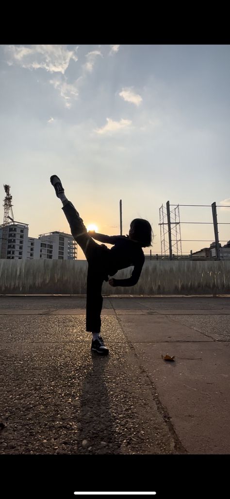 Martial Arts Aesthetic Wallpaper, Taekwondo Poses, Female Parkour, Taekwondo Wallpaper Aesthetic, Karate Photography, Judo Aesthetic, Martial Arts Aesthetic, Taekwondo Aesthetic, Karate Aesthetic