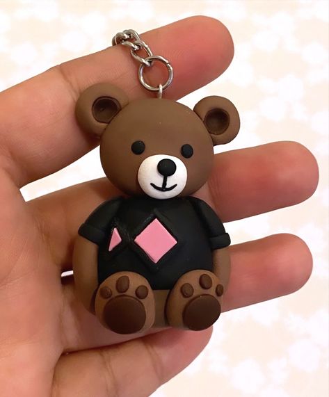 Brown Bear Charm! Brown Clay Crafts, Brown Clay Ideas, Polymer Clay Bear, Clay Bear, Clay Keychain, Bear Keychain, Tanah Liat, Beaded Jewelry Tutorials, Clay Charms