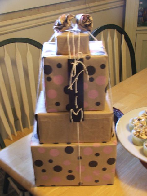 3 Tier Gift Wrapping, Small Birthday Gift Ideas, Birthday Small Gifts, Dollar Store Gifts, Brown Paper Wrapping, Ribbon Paper, Clever Packaging, Small Birthday Gifts, Ribbon Box