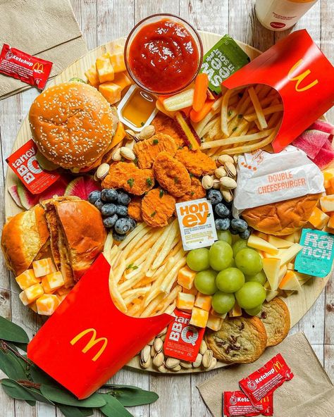 •Stephanie Bryant• on Instagram: “It’s #takeoutthursday x @mcdonalds 🙌🙌 When @onboardwithdana and I were talking about what we were going to do this week and decided to do…” Fast Food Charcuterie Board, Mcdonalds Board, Valentines Girls Party, Food Charcuterie Board, Burger Birthday, Friend House, Double Cheeseburger, Board Party, Food Tech