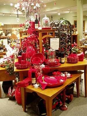 Christmas Store Displays, Christmas Shop Displays, Tableware Display, Holiday Retail, Creative Booths, Holiday Pottery, Pottery Display, Visual Merchandiser, Retail Design Display