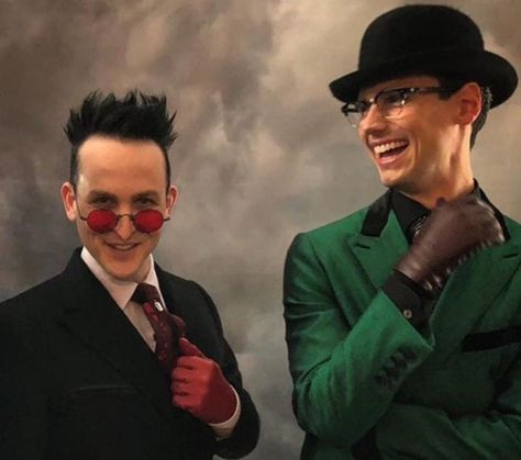 Oswald Cobblepot X Edward Nygma, Edward Nygma X Oswald Cobblepot, Oswald And Edward, Edward Nygma Gotham, Penguin And Riddler, Powerman 5000, Gotham Cast, Edward Nygma, Goofy Smile