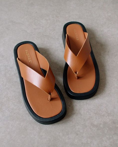 Flip Flop Aesthetic, Chunky Flip Flops, Brown Leather Flip Flops, Professional Costumes, Sandals Chunky, Brown Leather Flats, Trendy Business Casual, Platform Flip Flops, Black Flip Flops