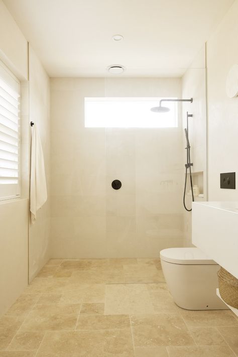 minimalist bathroom Travertine Floors Bathroom, Harper And Harley, Travertine Shower, Travertine Floor Tile, Travertine Bathroom, Patterned Bathroom Tiles, Warm Bathroom, Bright Bathroom, Travertine Floors