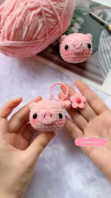 Crochet Toys Free, Keychain Pattern, Crochet Keychain Pattern, Pola Amigurumi, Crochet Bee, Ball Of Yarn, Crochet Hair Accessories, Kawaii Crochet, Crochet Stitches Video