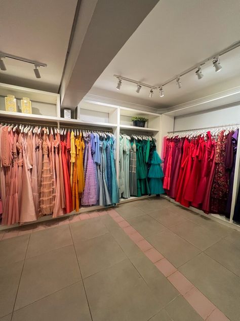 Dress Rental Store, Botique Interiors Design, Botique Interiors, Clothing Boutique Interior, Boutique Store Displays, Gown Rental, Retail Store Interior Design, Clothing Store Interior, Retail Store Interior