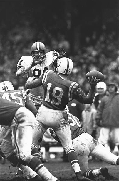 American Football Quotes, Nfl Legends, Cleveland Browns History, Johnny Unitas, Nfl Football Pictures, Cleveland Browns Football, Nfl Championships, Baltimore Colts, Colts Football