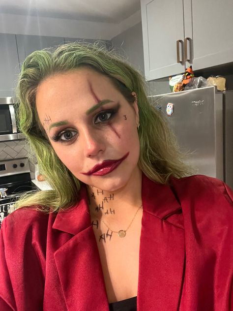 Halloween joker makeup for women inspiration. #jokermakeup #joker #halloween #halloweeninspiration Girl Joker Outfit, Joker Makeup Women, Woman Joker Makeup, Girl Joker Makeup, Joker Girl Costume, Girl Joker Costume, Halloween Joker Makeup, Joker Costume Girl, Female Joker Costume