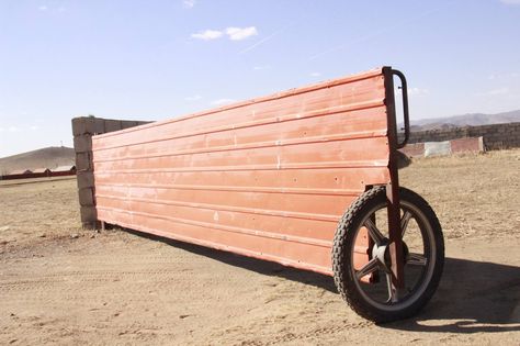 This fence gate has a wheel Gate Wheels Ideas, Gate Wheel, Easy Fence, Split Rail Fence, Fence Doors, Cheap Fence, Farm Gate, Concrete Fence, Timber Fencing