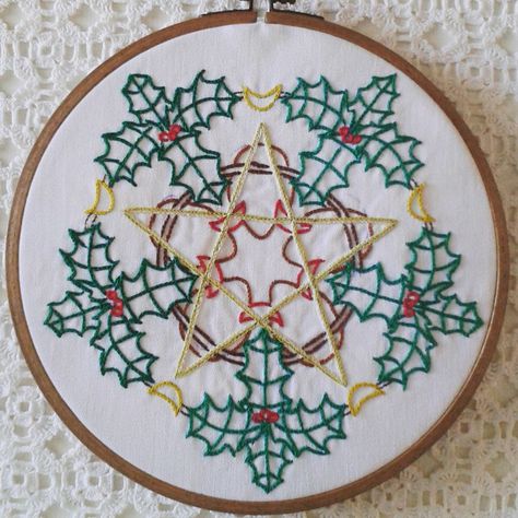 Yule Wreath, Embroidery Motifs, Yule, Winter Holidays, Decorative Plates, Holiday Season, Wreath, Cross Stitch, Amethyst