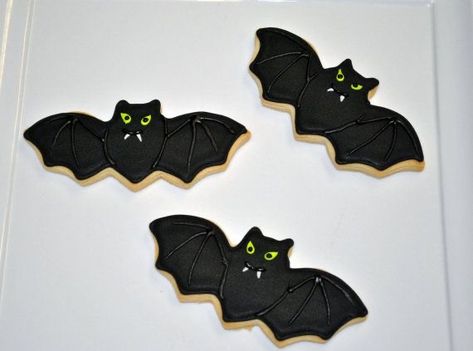 Halloween Bat Cookies, Cookies For Halloween, Halloween Biscuits, Fall Decorated Cookies, Galletas Halloween, Bats Cookies, Holiday Sugar Cookies, Cookies Decoradas, Halloween Cookies Decorated