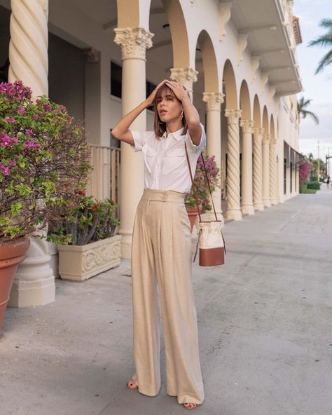 Classic Spring 2020 work outfit Stephanie Hill (@thestylebungalow)  #workbasics #workwear Trousers Outfit Work, Chic Business Attire, Office Fashion Summer, Wide Leg Trousers Outfit, Style Bungalow, Fashion Work Outfit, Loose Pants Outfit, Trousers Outfit, Lit Outfits