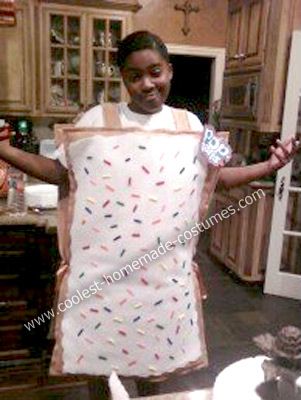 Homemade Pop-Tart Costume: I wanted to be something different for Halloween so I thought why not a delicious treat that everyone enjoys. I decided on a Homemade Pop-Tart Costume. Muffin Costume, Cupcake Halloween Costumes, Cupcake Costume, Diy Costumes Women, Homemade Costume, Pop Tart, Homemade Halloween Costumes, Diy Kostüm, Homemade Costumes