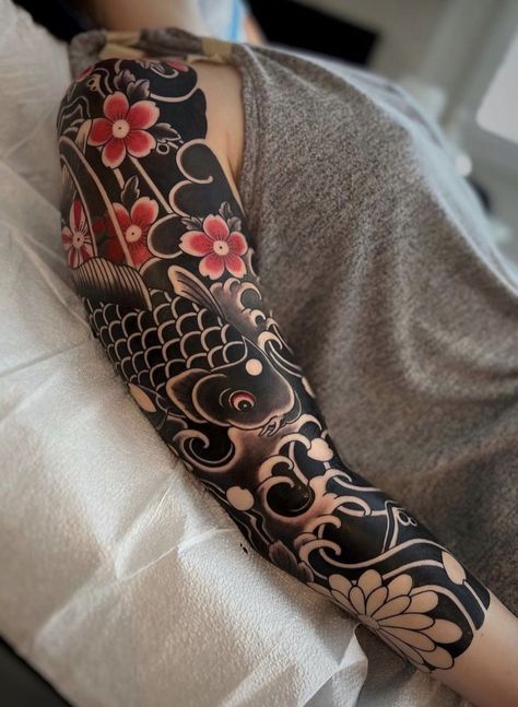 Wave Tattoo Meaning, Asian Inspired Tattoos, Tato Irezumi, Wave Tattoos, Tattoo Perna, Traditional Japanese Tattoo Designs, Koi Tattoo Design, Elbow Tattoo, Dragon Sleeve Tattoos