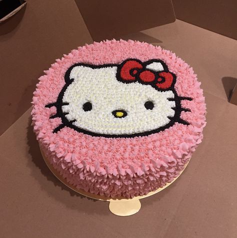 Hello Kitty Birthday Cake Buttercream, Hello Kitty Birthday Party Ideas Cake, Hello Kitty Cake Design, Hello Kitty Fondant, Kitty Birthday Cake, Lila Party, Hello Kitty Birthday Cake, Hello Kitty Birthday Party, Hello Kitty Cupcakes