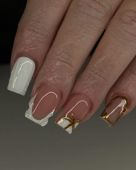 Gel Nail Inspiration Short, Nail Ideas Simple Short, Nails Ideas White, Fall Nails Cute, White And Gold Nails, Glamour Nails, Girly Acrylic, Grunge Nails, Colored Acrylic Nails