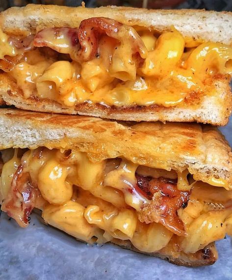 Mac And Cheese Bacon, Grilled Mac And Cheese, Bacon Mac And Cheese, Bacon Sandwich, Grilled Cheese Sandwiches, Cheese Sandwich, Cheese Sandwiches, Food Goals, Grilled Cheese