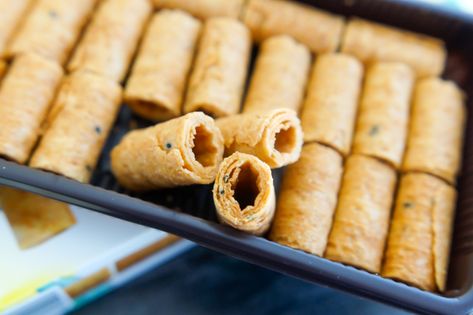 Sweet on Trader Joe's Sunday: Coconut Crispy Rolls Wafer Cookies - Bake at 350° Crispy Coconut Rolls, Crispy Coconut Rolls Recipe, Plant Based Baking, Coconut Rolls, Crispy Rolls, Coconut Roll, Chip Packaging, Roll Cookies, Wafer Cookies