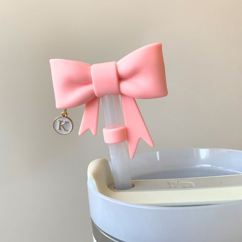 The cute bow straw topper for Stanley Cup travel is an adorable and practical accessory, making it an excellent gift bow straw cover for Stanley lovers and a unique custom Stanley accessory gift for passenger princesses  𝙃𝙊𝙒 𝙏𝙊 𝙊𝙍𝘿𝙀𝙍: 1. Select COLOR 2. Select Charm Option 2. Add to cart 𝙇𝙄𝙎𝙏𝙄𝙉𝙂 𝙄𝙉𝘾𝙇𝙐𝘿𝙀𝙎: 🎀 A Stanley cup straw bow topper in your choice of color  🎀 Perfect for covering and protecting your Stanley Cup straw from the elements 🎀 There is an option to ADD ON the letter charm of your choice 𝙋𝙍𝙊𝘿𝙐𝘾𝙏 𝘿𝙀𝙏𝘼𝙄𝙇𝙎: 🖤 BPA FREE 🖤 Made of high-quality silicone without BPA  🖤 Soft & Durable 🖤 Hand wash or dishwasher safe 🖤 Prevents dust 🖤 Reusable straw topper  🖤 Fits 10MM(0.39 in) wide Stanley straws 𝙎𝙃𝙄𝙋𝙋𝙄𝙉𝙂 📦 Toppers ship in 1-5 b Bow Stanley, Stanley Cup Accessories, Cute Stanley’s, Straw Cover Stanley, Stanley Acrylic Topper, Cute Stanley Straw Covers, Stanley Products, Hello Kitty Shoes, Cute Stationary