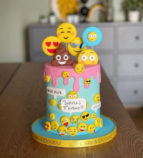 Emoji Cake Birthdays, Emoji Cake Ideas, Emoji Cakes, Smiley Cake Designs, Smiley Birthday Cake, Smiley Cake, Smile Cake, 10th Birthday Cake Girl, Emoji Birthday Cake