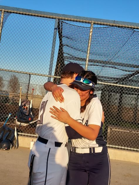 Cute Baseball And Softball Couples, Sports Relationship Goals, Baseball And Softball Couple Pictures, Baseball Gf Pictures, Softball Baseball Couples, Softball Couple Pictures, Softball And Baseball Couple Goals, Baseball And Softball Couple, Baseball Relationship Goals