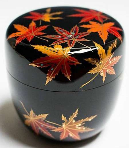 Japanese Lacquerware Boxes, Japanese Inro, Japanese Lacquerware, Japanese Tea House, Japanese Decor, Japanese Tea Ceremony, Lacquered Wood, Antique Bottles, Japanese Porcelain