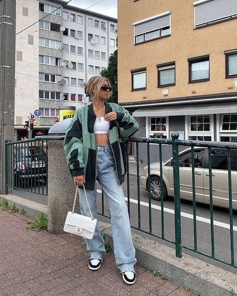 Street Style: Women's Nike Air Jordan 1's Adrette Outfits, Mode Ulzzang, Looks Pinterest, Streetwear Fashion Women, Indie Outfits, Mode Inspo, 가을 패션, Mode Vintage, Looks Style