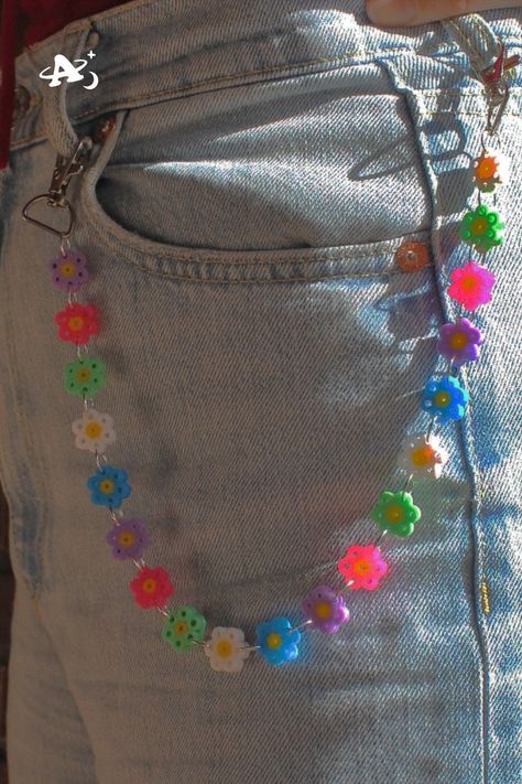 ✧･ﾟ:* Decorative jeans chain of daisy flowers made by Hama. This article is done by hand, resistant, suitable for every type of pants, and very unique! Pant Decoration Ideas, Perler Bead Jean Chain, Pants Decoration Diy, Diy Jean Chain, Diy Pants Chain, Jeans With Beads, Beaded Pants Chain, Chains For Jeans, Flower Perler Beads