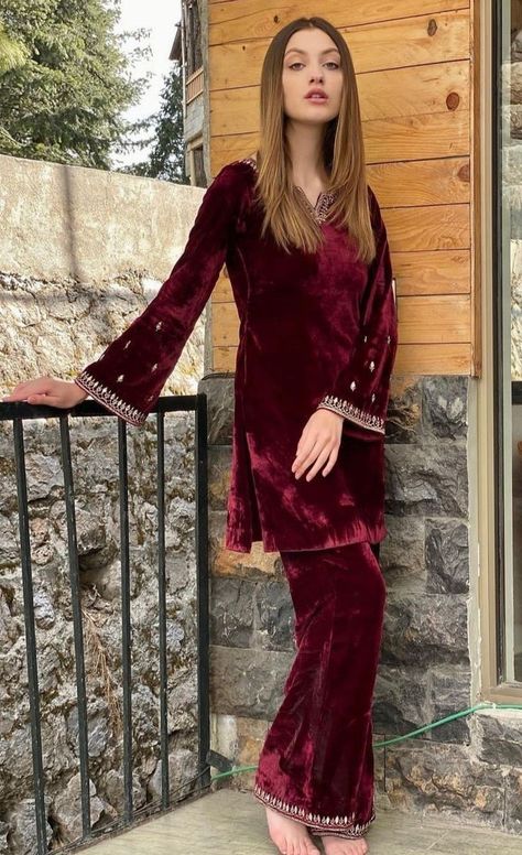 Velvet Coord Sets Indian, Velvet Co Ord Set Designs, Velvet Suit Designs Pakistani Party Wear, Black Velvet Pakistani Dress, Simple Velvet Dress Designs Pakistani, Velvet Kurtis Design Party Wear, Velvet Pakistani Dress Simple, Velvet Outfits For Women Indian, Velvet Pakistani Suits