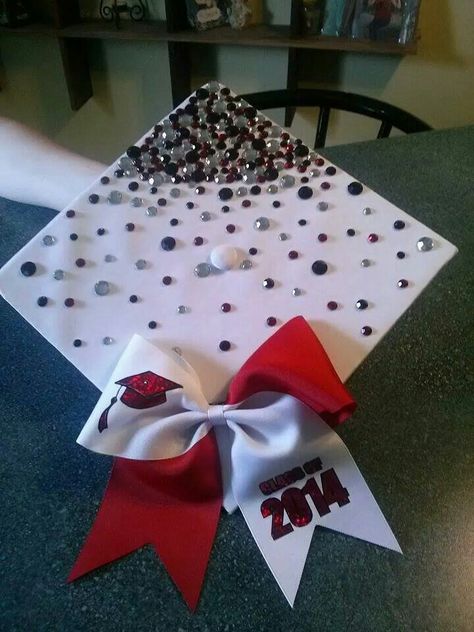 GRAD Graduation Cap Bow, Diy Grad Cap, Cheer Banquet, Abi Motto, Cheer Pom Poms, College Graduation Cap Decoration, Grad Hat, Grad Cap Designs, Diy Graduation Cap