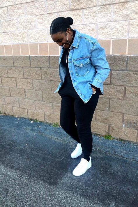 Jean Jacket With Sweatpants, Oversized Jean Jacket Outfit Winter, Weekend Wear For Women, Sweatpants Outfit Black Women, Jeans And Sweatshirt Outfit, Denim Jacket Women Outfit, Ootd Work, Gym Chic, Popular Spring Outfits