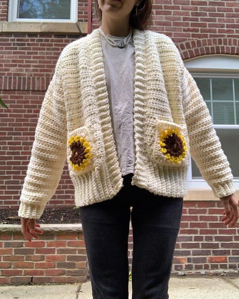 Crochet Granny Patterns, Sunflower Cardigan, Minimalist Crochet, Neutral Cardigan, Crochet Jumpsuits, Crochet Cable Stitch, Crochet Outfits, Granny Pattern, Handbags Patterns