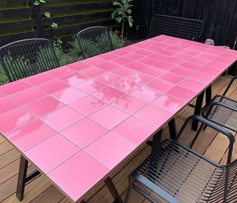 Tiled Outdoor Table, Pink Dining Table, Balcon Mic, Table Design Ideas, Deck Table, Tile Table, Pink Tiles, Casa Vintage, Pink Table